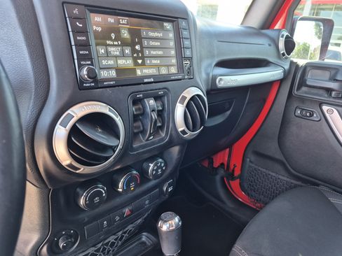 Used 2018 Jeep Wrangler Unlimited Sahara AWD/4WD image 11