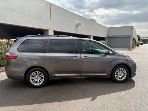 Used 2017 Toyota Sienna XLE Premium FWD image 4