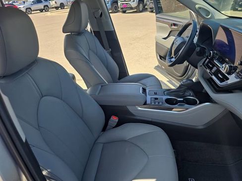 Used 2023 Toyota Highlander Limited image 10