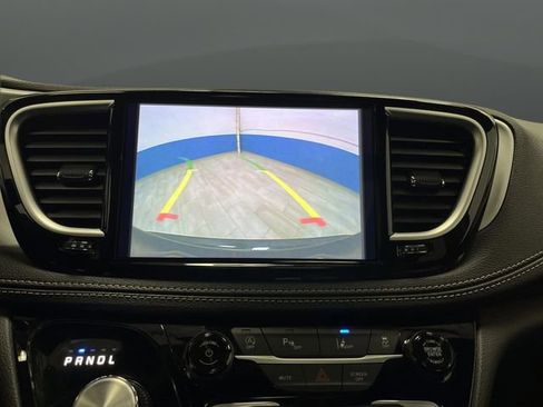 Used 2025 Chrysler Pacifica Limited image 9