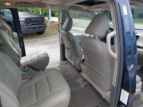 Used 2018 Toyota Sienna XLE Premium FWD image 11
