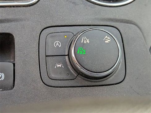 Used 2023 Chevrolet Traverse LT image 19