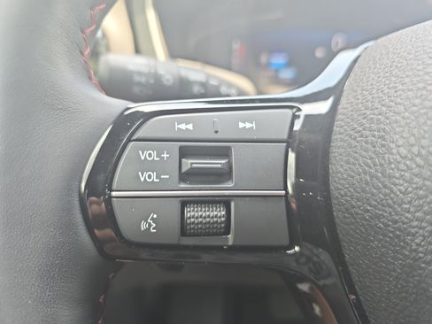 Used 2025 Honda Pilot Black Edition image 17