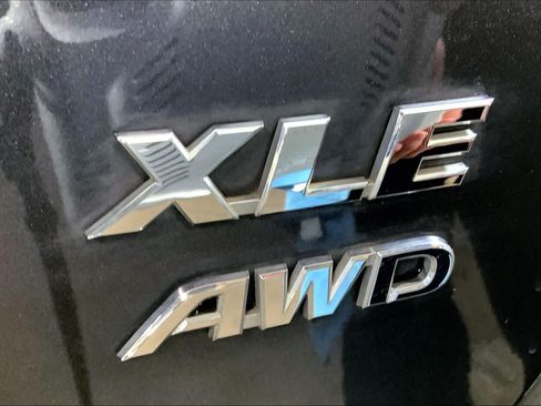 Used 2018 Toyota RAV4 XLE AWD/4WD image 10