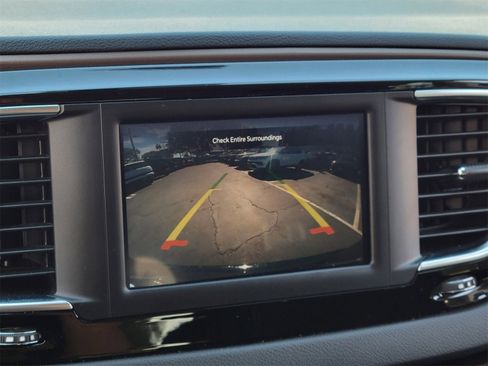 Used 2024 Chrysler Voyager LX image 10