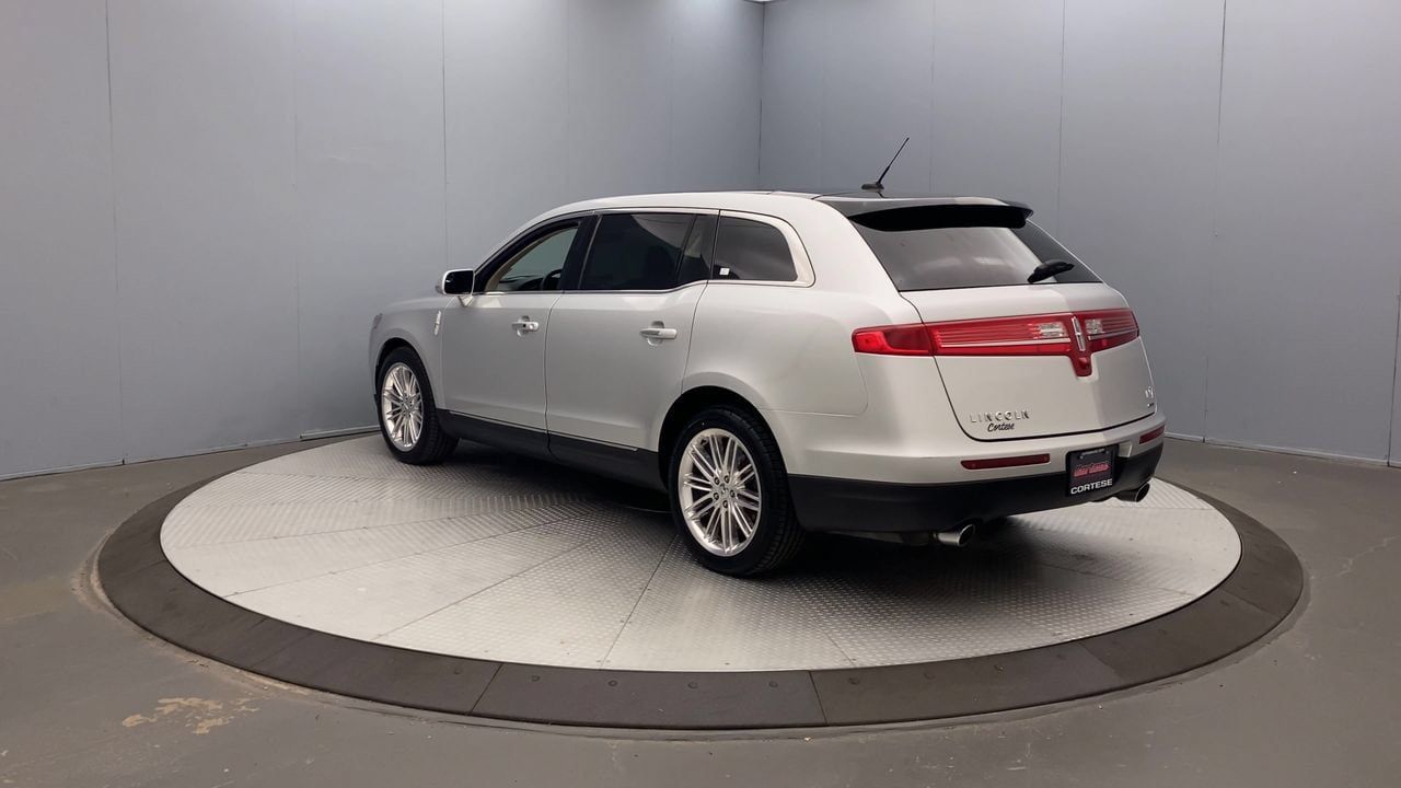 Used 2015 Lincoln MKT AWD image 3