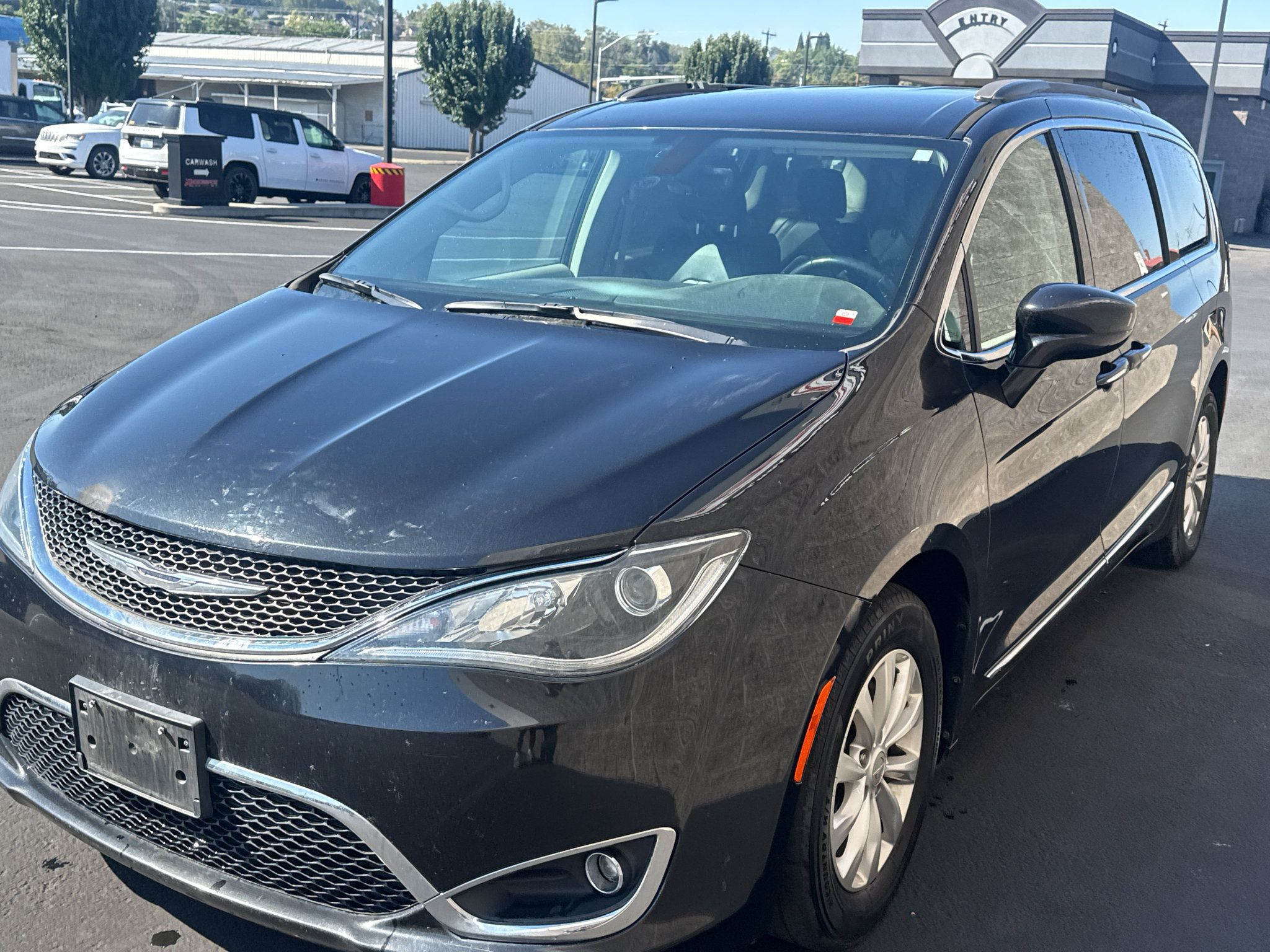 Used 2017 Chrysler Pacifica Touring-L FWD image 3