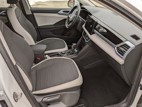 Certified 2025 Volkswagen Taos SE image 21