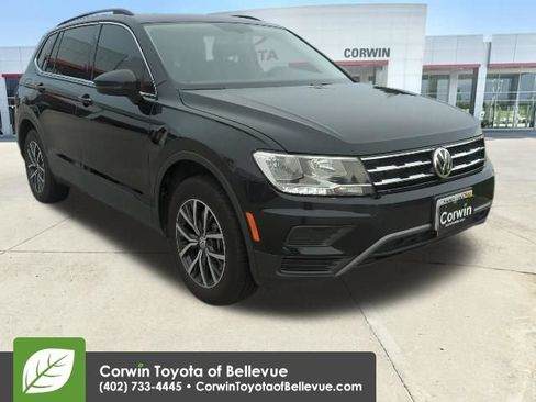 Used 2019 Volkswagen Tiguan SE w/ Panoramic Sunroof Package AWD/4WD image 2