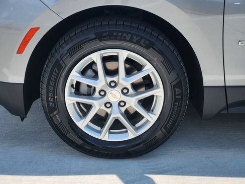 Certified 2024 Chevrolet Equinox LT FWD image 11