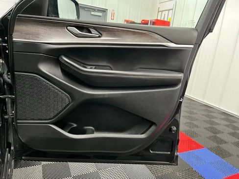 Used 2023 Jeep Grand Cherokee Limited image 23