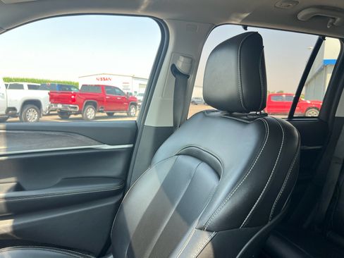 Used 2023 Jeep Grand Cherokee 4WD 4xe w/ Luxury Tech Group II image 16