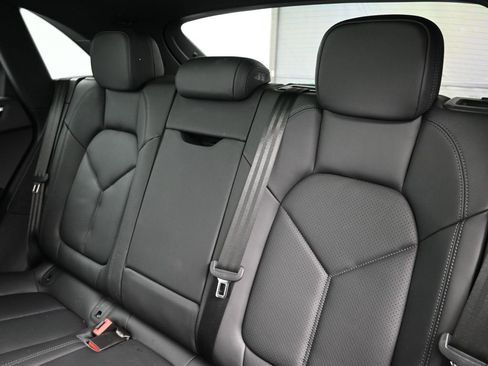 Used 2022 Porsche Macan image 6