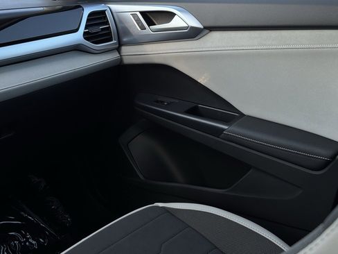 New 2025 Volkswagen Taos SE image 27