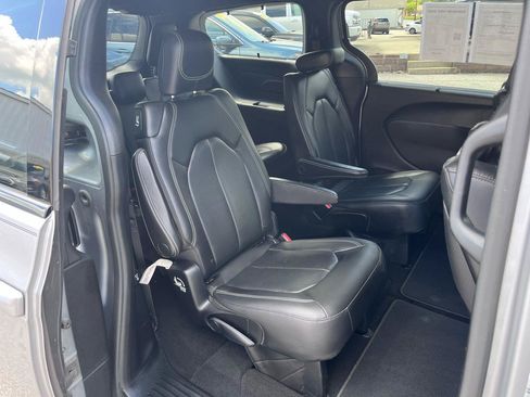 Used 2018 Chrysler Pacifica Touring-L Plus FWD image 21