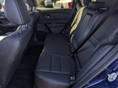 Used 2025 Nissan Rogue SL image 8