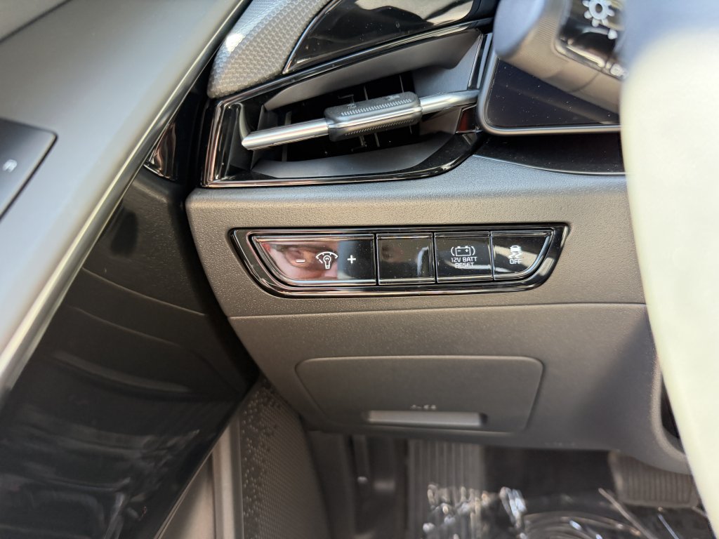 Used 2025 Kia Niro EX FWD image 27