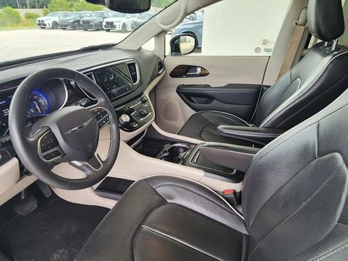 Used 2023 Chrysler Pacifica Limited FWD image 18