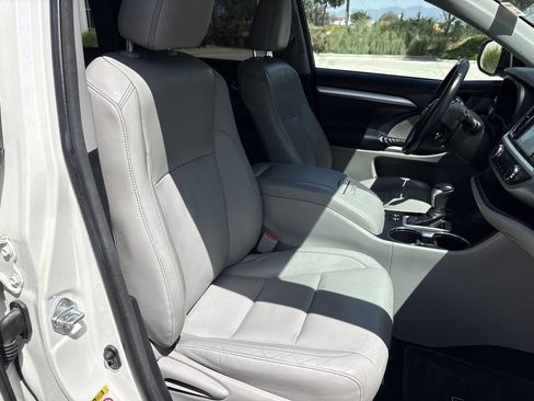 Used 2014 Toyota Highlander XLE AWD/4WD image 19