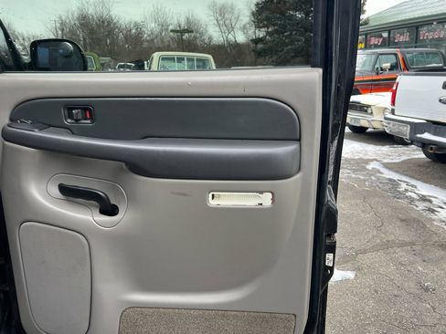 Used 2003 Chevrolet Suburban 2500 LT w/ LT Preferred Equipment Group image 17
