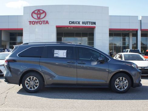 Used 2025 Toyota Sienna LE image 11