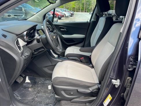 Used 2018 Chevrolet Trax LT w/ LPO, Protection Package AWD/4WD image 9
