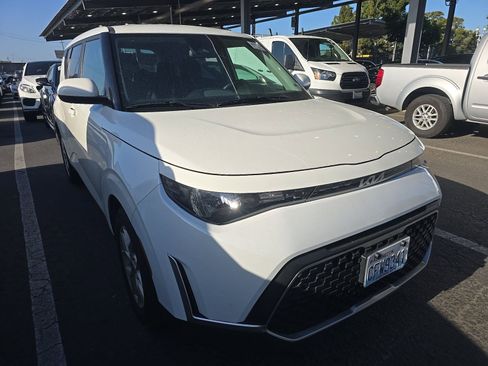 Used 2023 Kia Soul LX w/ LX Technology Package FWD image 4
