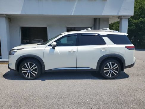 Certified 2024 Nissan Pathfinder Platinum w/ Black Appearance Package FWD image 12