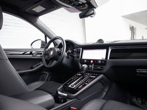 Certified 2025 Porsche Macan image 29
