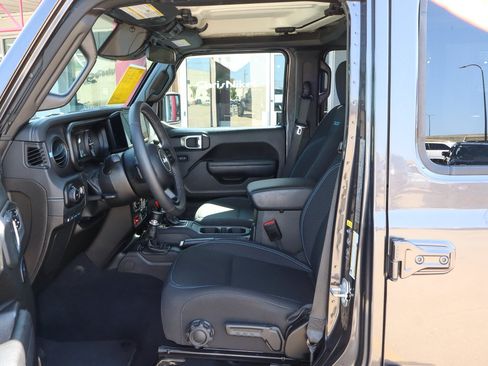 Used 2025 Jeep Wrangler Unlimited Rubicon 4xe w/ Convenience Group AWD/4WD image 7
