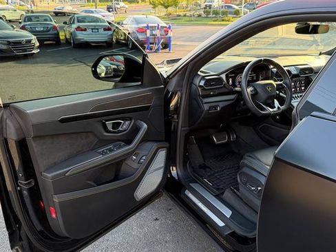 Used 2021 Lamborghini Urus AWD/4WD image 30