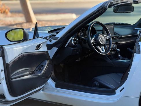 Used 2018 MAZDA MX-5 Miata RF Grand Touring RWD image 19