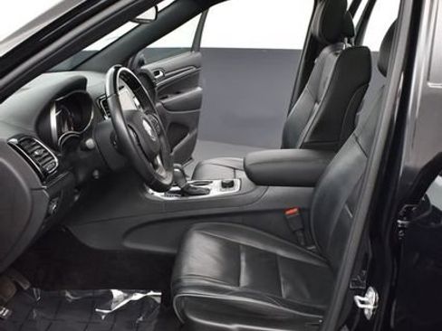 Used 2019 Jeep Grand Cherokee Overland AWD/4WD image 7