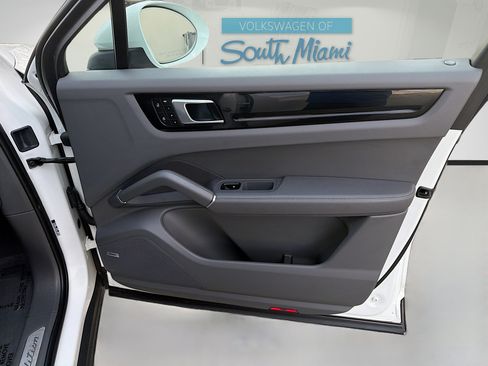 Used 2023 Porsche Cayenne Platinum Edition image 34