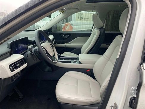Used 2025 Lincoln Aviator 2WD image 12