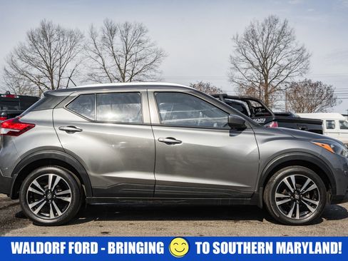 Used 2019 Nissan Kicks SV image 3