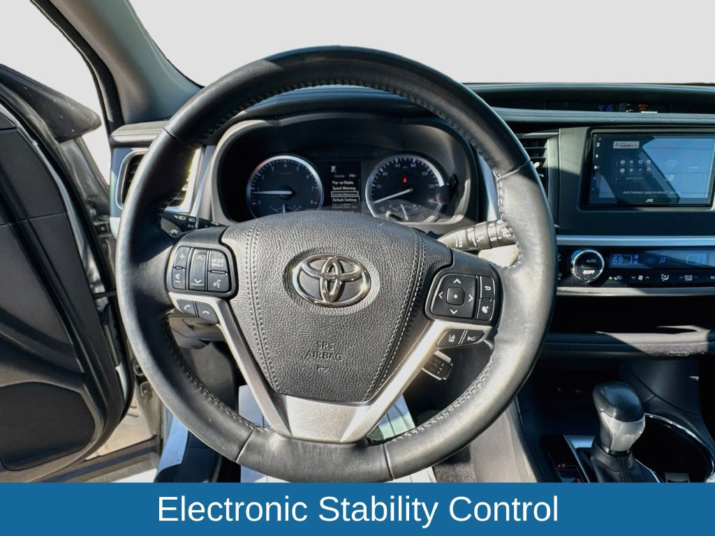 Used 2018 Toyota Highlander SE FWD image 12