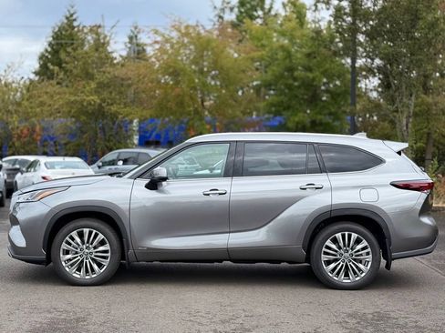 Used 2026 Toyota Highlander Platinum AWD/4WD image 2