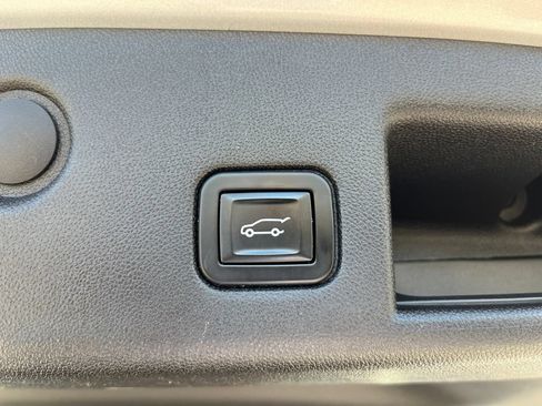Used 2018 Chevrolet Equinox LT FWD image 16