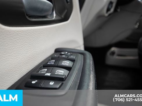 Used 2017 Chrysler Pacifica Limited image 38