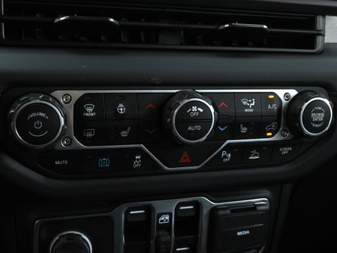 Used 2025 Jeep Wrangler Sahara w/ Safety Group image 20