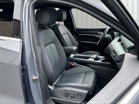 Used 2024 Audi Q8 e-tron Premium Plus w/ Premium Plus Package AWD/4WD image 29