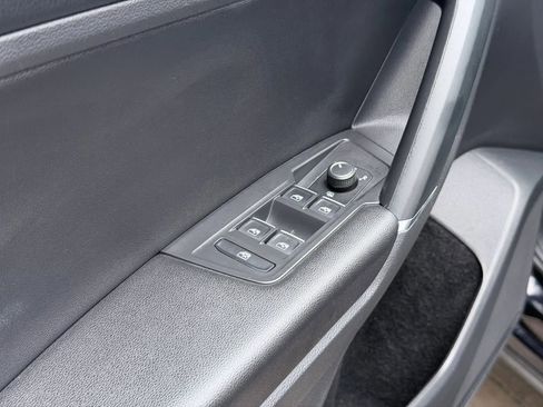 Used 2020 Volkswagen Tiguan SE w/ Panoramic Sunroof Package image 23