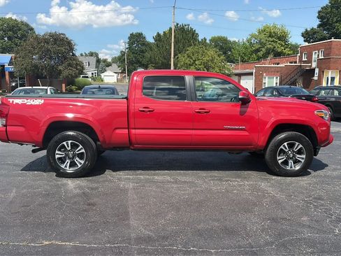 Used 2017 Toyota Tacoma TRD Sport AWD/4WD image 4