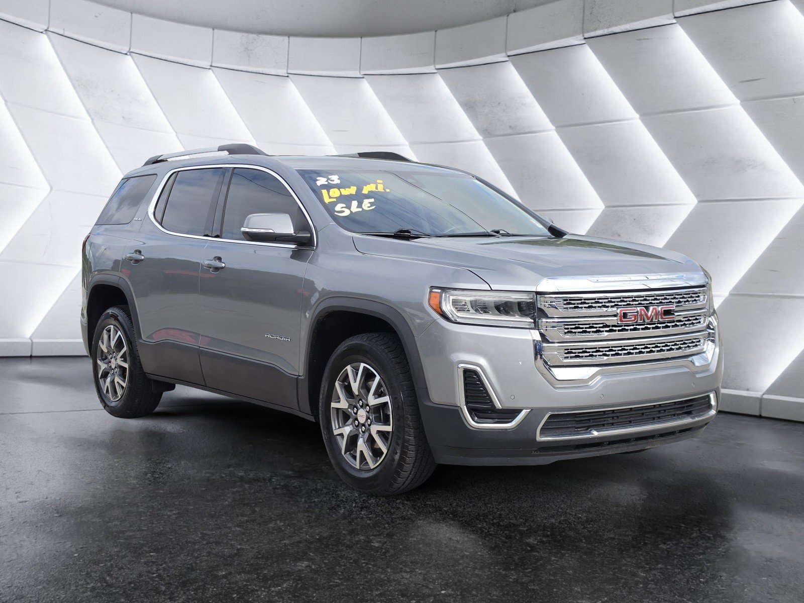 Used 2023 GMC Acadia SLE w/ Driver Convenience Package FWD image 2