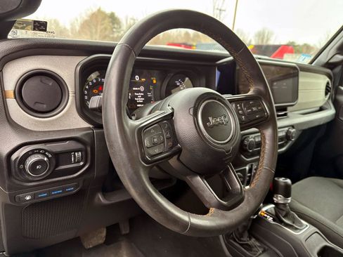 Used 2024 Jeep Wrangler Unlimited w/ Convenience Group image 8