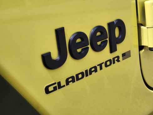 Used 2023 Jeep Gladiator Sport AWD/4WD image 12