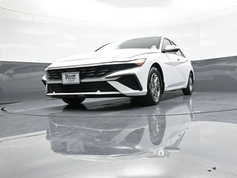 Used 2025 Hyundai Elantra SE FWD image 25