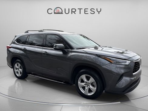 Used 2021 Toyota Highlander L image 9