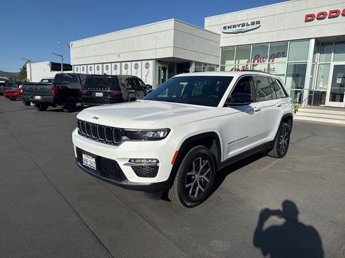 Certified 2024 Jeep Grand Cherokee Limited w/ Luxury Tech Group II image 3